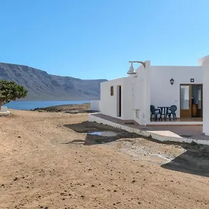 apartamentos-flor-caleta-de-sebo.in-canary-islands.com/
